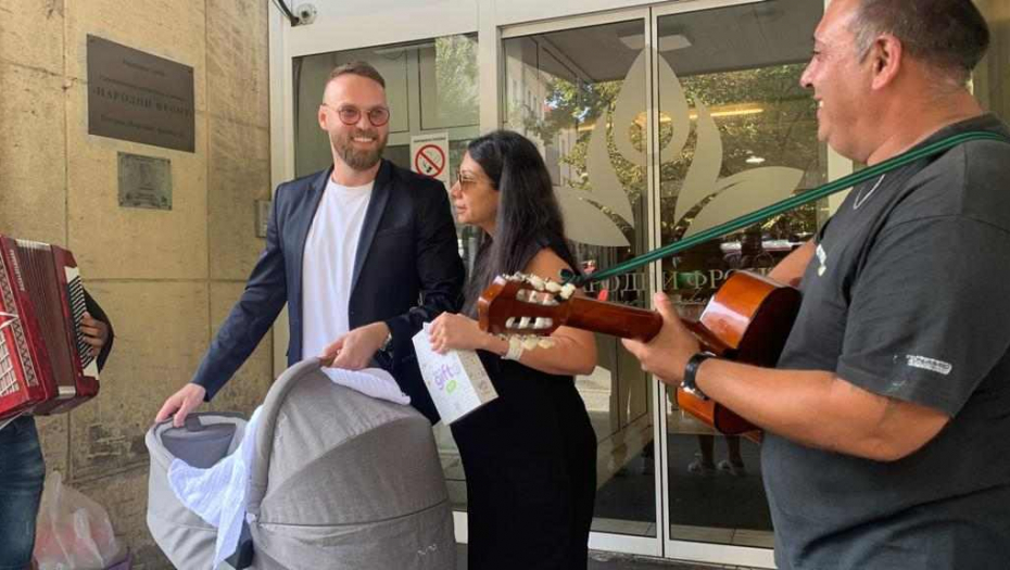ALIBABIĆ IZVEO ŽENU I ĆERKU IZ PORODILIŠTA Dao na muziku 100 evra ispred Narodnog fronta, pa otkrio kako se oseća! (VIDEO)