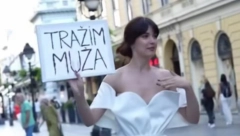 CENTROM GRADA HODALA SA PLAKATOM "TRAŽIM MUŽA" Milenin potez usijao društvene mreže: Momci su u strahu