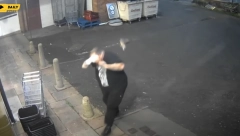 GOLUB SE ZAKUCAO SVOM SILINOM ČOVEKU U LICE "Kolike su šanse da se ovo ikada snimi"? (VIDEO)