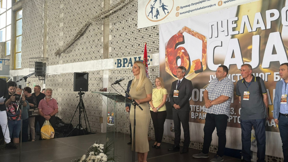 MINISTARKA TANASKOVIĆ NAJAVILA NOVE PODSTICAJE: Davanja po košnici sledeće godine će biti povećana na 1.000 dinara (FOTO)