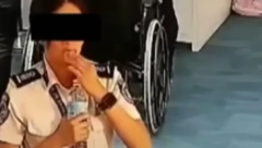 UKRALA OD PUTNIKA 300 DOLARA, PA IH POJELA Isplivao snimak sa aerodroma, radnica uhvaćena u krađi (VIDEO)