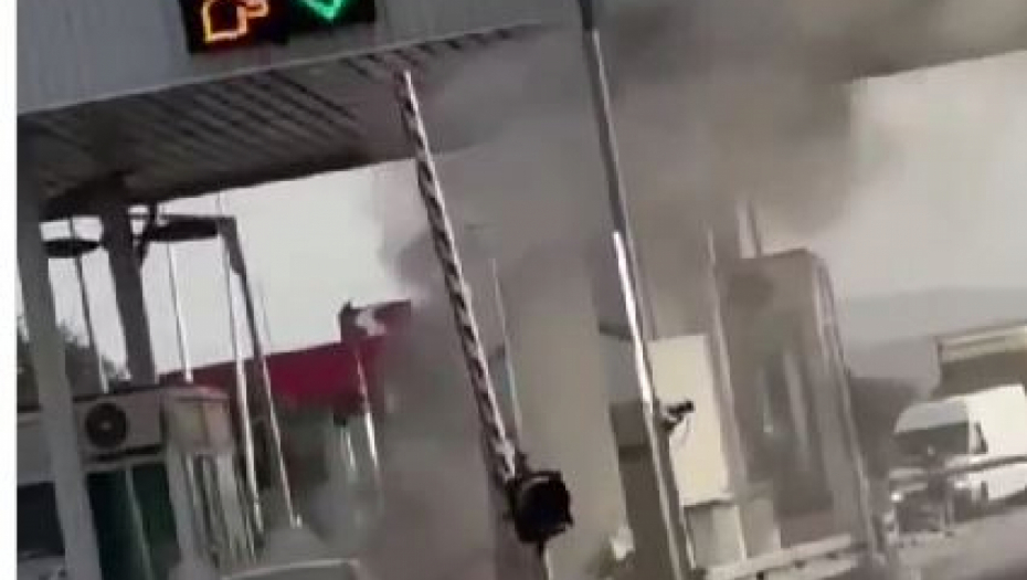 OBJAVLJEN ZASTRAŠUJUĆI SNIMAK: Izbio požar na naplatnoj stanici Potaje (VIDEO)