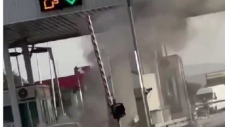 OBJAVLJEN ZASTRAŠUJUĆI SNIMAK: Izbio požar na naplatnoj stanici Potaje (VIDEO)