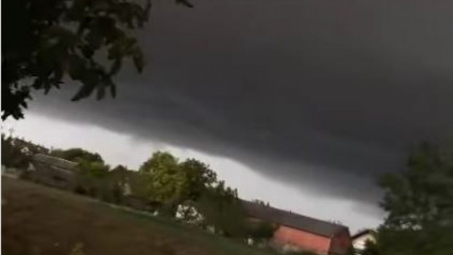 NEVREME GRUNULO ŠIROM SRBIJE Oluja ostavila ledenice kod Palanke, od kiše se ne vidi prst pred okom u Kruševcu! (VIDEO)