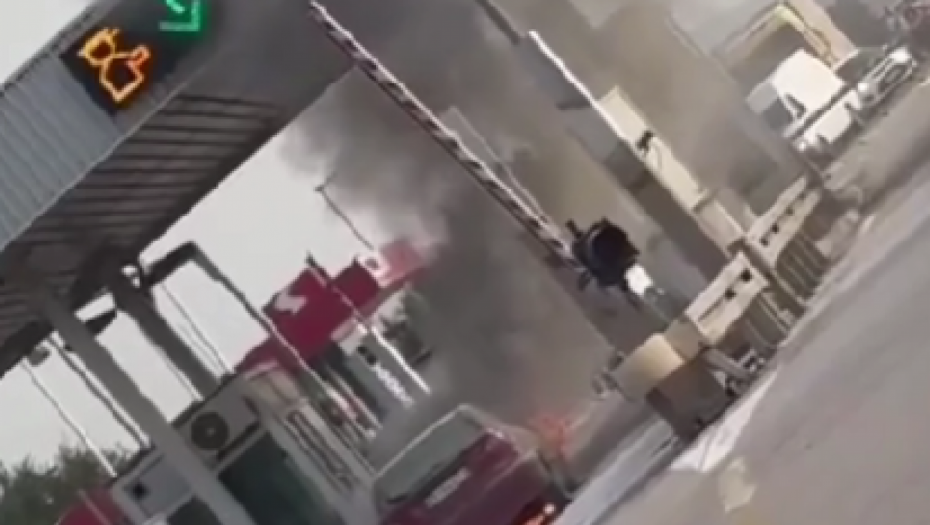 ZAPALIO SE AUTOMOBIL NA NAPLATNOJ STANICI Bukti vatra iz vozila (VIDEO)