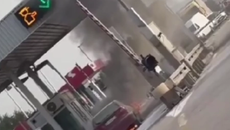 ZAPALIO SE AUTOMOBIL NA NAPLATNOJ STANICI Bukti vatra iz vozila (VIDEO)