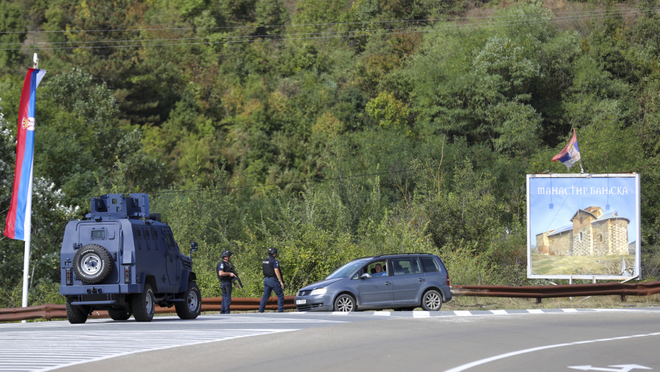 ŠTA SE TRENUTNO DEŠAVA U BANJSKOJ? Prilazi blokirani, albanski policajac na ulazu u selo se obratio medijima