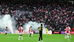 HAOS U AMSTERDAMU Navijači Ajaksa nekoliko puta prekidali meč, pa uništavali po stadionu (VIDEO)