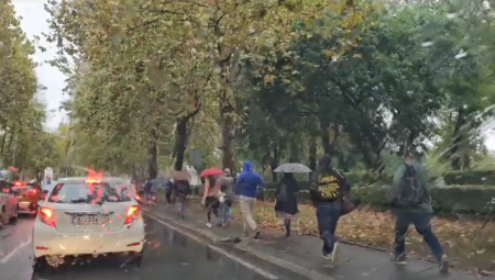 KIŠA I MOKAR PUT NAPRAVILI KOLAPS NA VIŠE MESTA U BEOGRADU: Građani izlaze iz prevoza i nastavljaju pešaka (VIDEO)