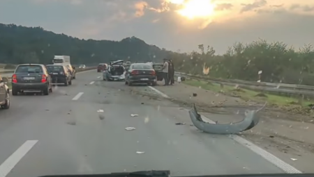 TEŽAK UDES KOD UMČARA Sudarila se dva automobila, delovi vozila rasuti po putu