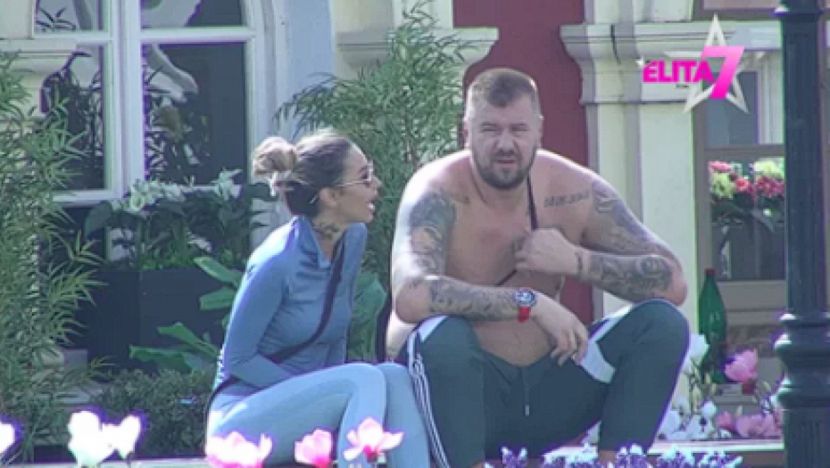 JANJUŠ SE ZANEO, PA OTKRIO ANELI Sevnule joj gole grudi, videlo se malo više nego što bi smelo