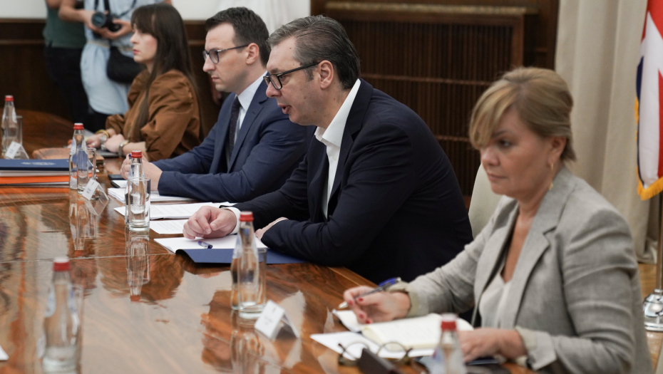 VUČIĆ SE SASTAO SA AMBASADORIMA KVINTE Teški razgovori posle dešavanja na KiM