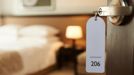 ŠTA JE OVO LJUDI MOJI? Dok je ležao na hotelskom krevetu, osetio da ga nešto bode u leđa - zaledio se od straha! (FOTO)