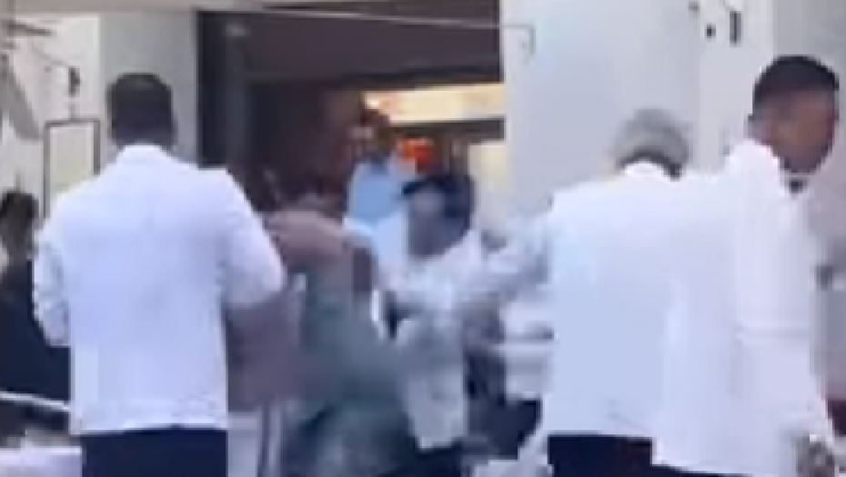 NEVIĐEN OBRAČUN U RESTORANU U VENECIJI Konobari se potukli sa mušterijama (VIDEO)