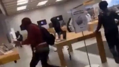 KRALI SVE ŠTO SU STIGLI Stotinjak mladih upadalo u prodavnice, kamere sve snimile (VIDEO)