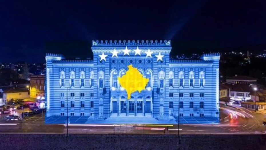 PODRŽAVAJU KURTIJEV TEROR NAD SRBIMA Na zgradi opštine u Sarajevu osvanule boje zastave tzv. Kosova