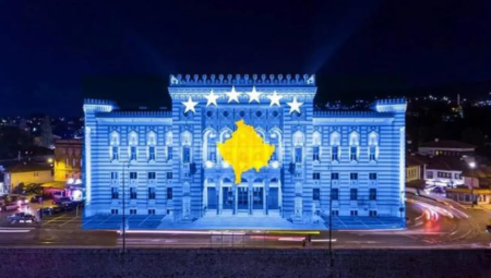 PODRŽAVAJU KURTIJEV TEROR NAD SRBIMA Na zgradi opštine u Sarajevu osvanule boje zastave tzv. Kosova
