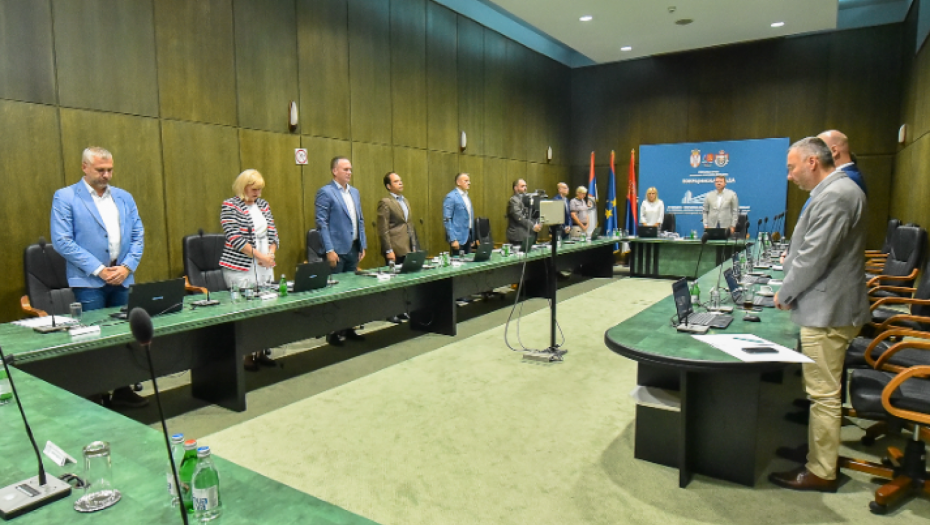 POKRAJINSKA VLADA IZDVOJILA VELIKA SREDSTVA ZA HITNE I VAŽNE RADOVE Pred početak sednice minutom ćutanja odali poštu nastradalim Srbima u Banjskoj