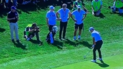 ZA SVAKI SLUČAJ... Nole igrao golf, a onda je pogled na njegovu torbu nasmejao sve (VIDEO)