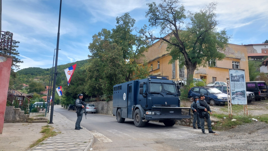 PRVI SNIMCI IZ BANJSKE POSLE BLOKADE Selo puno specijalaca, vide se tragovi od metaka (FOTO)