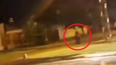 SABLASAN PRIZOR OSVANUO U KOVILJU Građani u čudu gledaju tajanstvenu osobu: "Pogledaj! Šta je ovo? Ju, ju" (VIDEO)