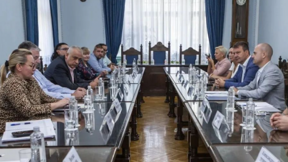 "TEŽAK, ALI USPEŠAN SASTANAK U SUBOTICI" Oglasio se Mirović povodom radova na adaptaciji, rekonstrukciji i dogradnji Narodnog pozorišta