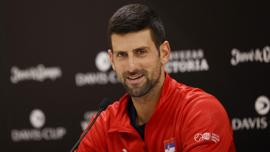NOVAK ĐOKOVIĆ UHVAĆEN U DRUŠTVU POZNATE GLUMICE Holivudska diva očarano gleda tenisera, a on ne skida osmeh sa lica