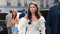 INSPIRACIJU NAŠLA U PARIŽANKAMA Bela mini haljina golih ramena u kojoj je Selena Gomez oduševila sve prisutne