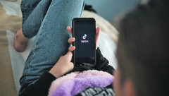 SRPSKE DEVOJČICE POJEDU PO 15 JAJA DA BI IMALE BOLJU ZADNJICU! Zbog Tiktok izazova idu u LUDILO:"Opasno je po život!"