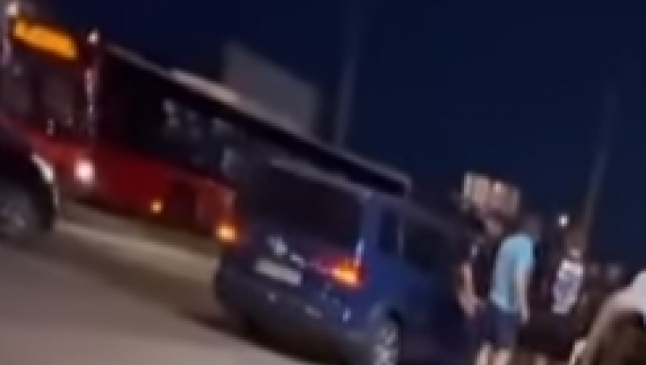 PRVI SNIMAK NESREĆE KOD PLAVOG MOSTA  Vozilo smrskano do neprepoznatljivosti (VIDEO)