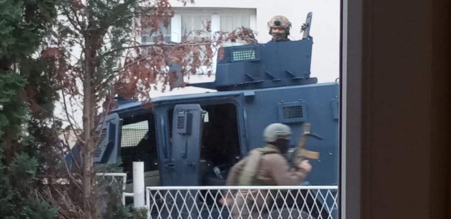 ROSU UNELA STRAH U KOSTI DECI I RODITELJIMA! Kurtijevci s prstom na obaraču ispred vrtića u Kosovskoj Mitrovici (VIDEO/FOTO)