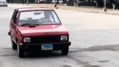 SRPSKI PONOS KOJI AMERI I DALJE OBOŽAVAJU Jugo na auto-putu u Americi je postao hit zbog tablica