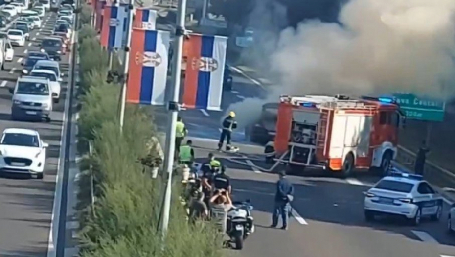 OPŠTI HAOS KOD SAVA CENTRA Gori automobil - kolaps u saobraćaju (VIDEO)