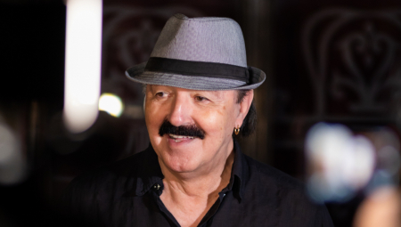 SIN HARISA DŽINOVIĆA JE PRAVI FRAJER U vezi je sa ovom lepoticom, ali pevač nije zadovoljan njegovim ponašanjem