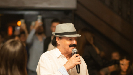 HARIS DŽINOVIĆ NATEGAO IZ PLJOSKE Pevača snimili na koncertu kako vadi alkohol: Gospodin se ne rađa, gospodin se postaje!