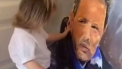 ZAGRLI ME JAČE Supruga legendarnog Mihe objavila fotografiju koja topi srca: Unuka zagrlila i ljubi dedinu sliku (VIDEO)