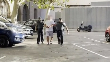 OPŠTI HAOS U AVIONU, PUTNICI GA JEDVA SAVLADALI! Razvratno pipao stjuarda po intimnim delovima, ekspresno uhapšen (VIDEO)