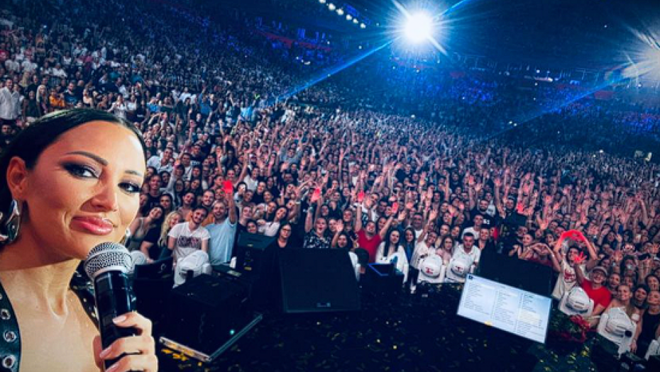 SELFI NJENOG ŽIVOTA! Prija zaustavila koncert da bi napravila ovu fotku, a evo šta je rekla! (FOTO)