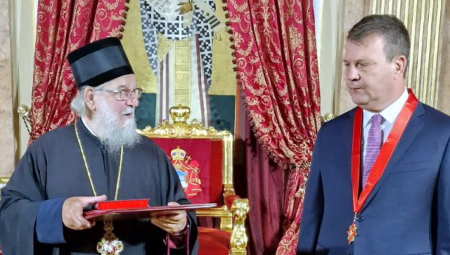 Predsedniku Pokrajinske vlade Igoru Miroviću uručen Orden Svetog Save