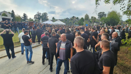 SAHRANJENI SRBI NASTRADALI U BANJSKOJ Stefan, Igor i Bojan uz suze i leleke ispraćeni do večne kuće (FOTO)