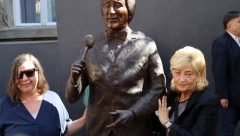 OVAJ METAL IMA DUŠU Tomina naslednica se slomila kada je ugledala očevu statuu u Skadarliji