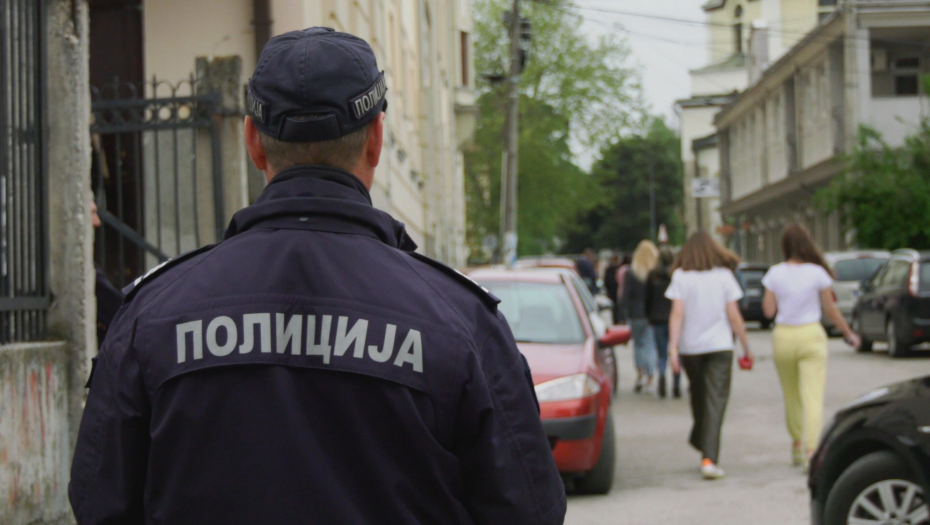 DRAMA U PRELJINI KOD ČAČKA: Dečak u školu uleteo s replikom pištolja