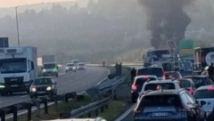 ZAPALIO SE KAMION KOD UMČARA Stvaraju se ogromne gužve iz smera Beograda (VIDEO)