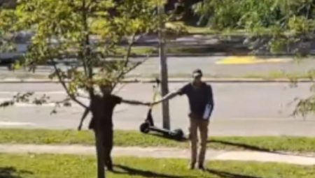 NEOBIČNA KRAĐA U NOVOM SADU Svi su mislili da im je meta električni trotinet, međutim... (VIDEO)
