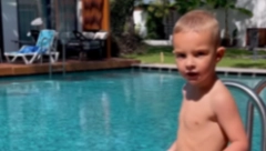 MALI ŽELJKO POZIRA SA TETKAMA Bogdanine sestre uživaju sa Ražnatovićem na odmoru, a on ne skida osmeh sa lica