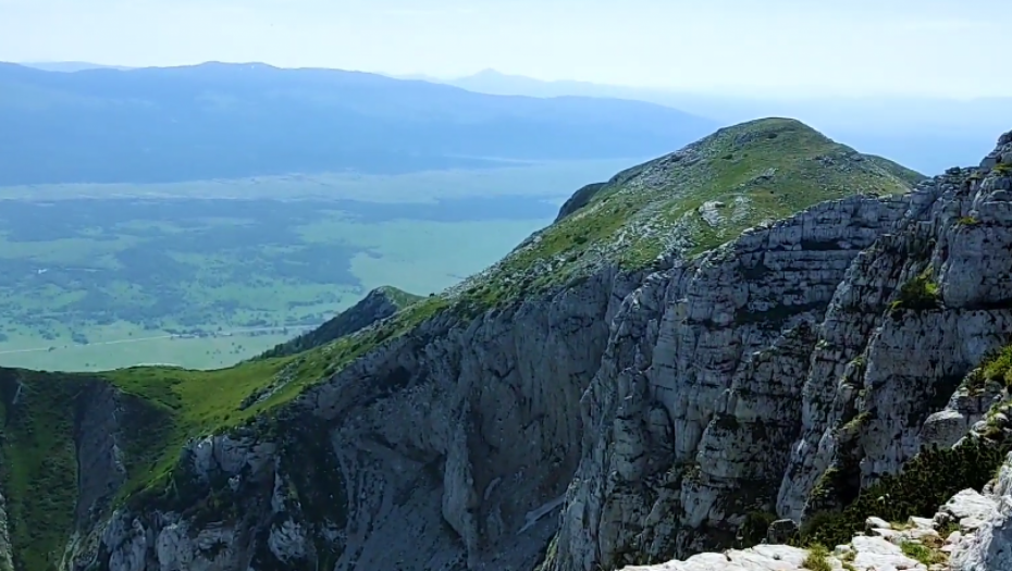 KONAČNO OBUZDANA VATRENA STIHIJA NA PLANINI TROGLAV! Gašenju požara pomogla i kiša koja od noćas pada