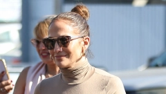 DŽEJ LO OBOŽAVA TREND "TIHOG LUKSUZA" Bež odevnu kombinaciju začinila je najskupljom torbom na svetu