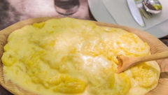 STARI DOBRI CRNOGORSKI KAČAMAK Tradicionalno jelo siromašnih sada voli i elita, evo kako se sprema!