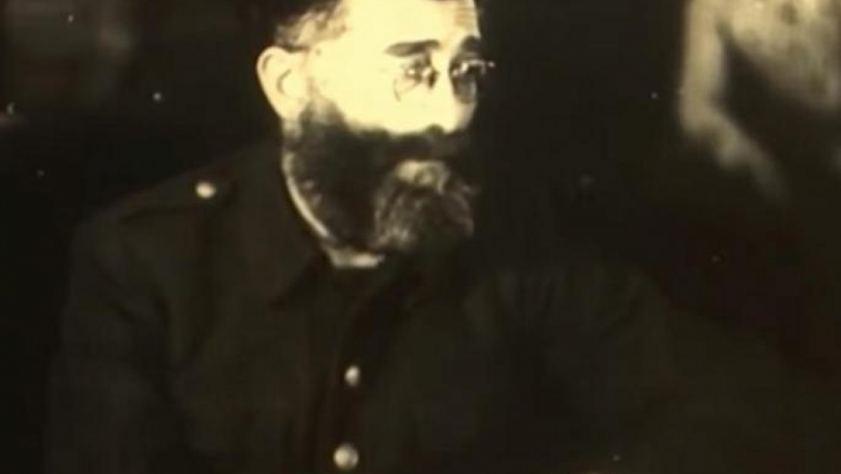 VIC DANA Mali čiča Draža sedi za kompjuterom, kad...