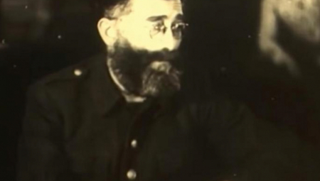 VIC DANA Mali čiča Draža sedi za kompjuterom, kad...
